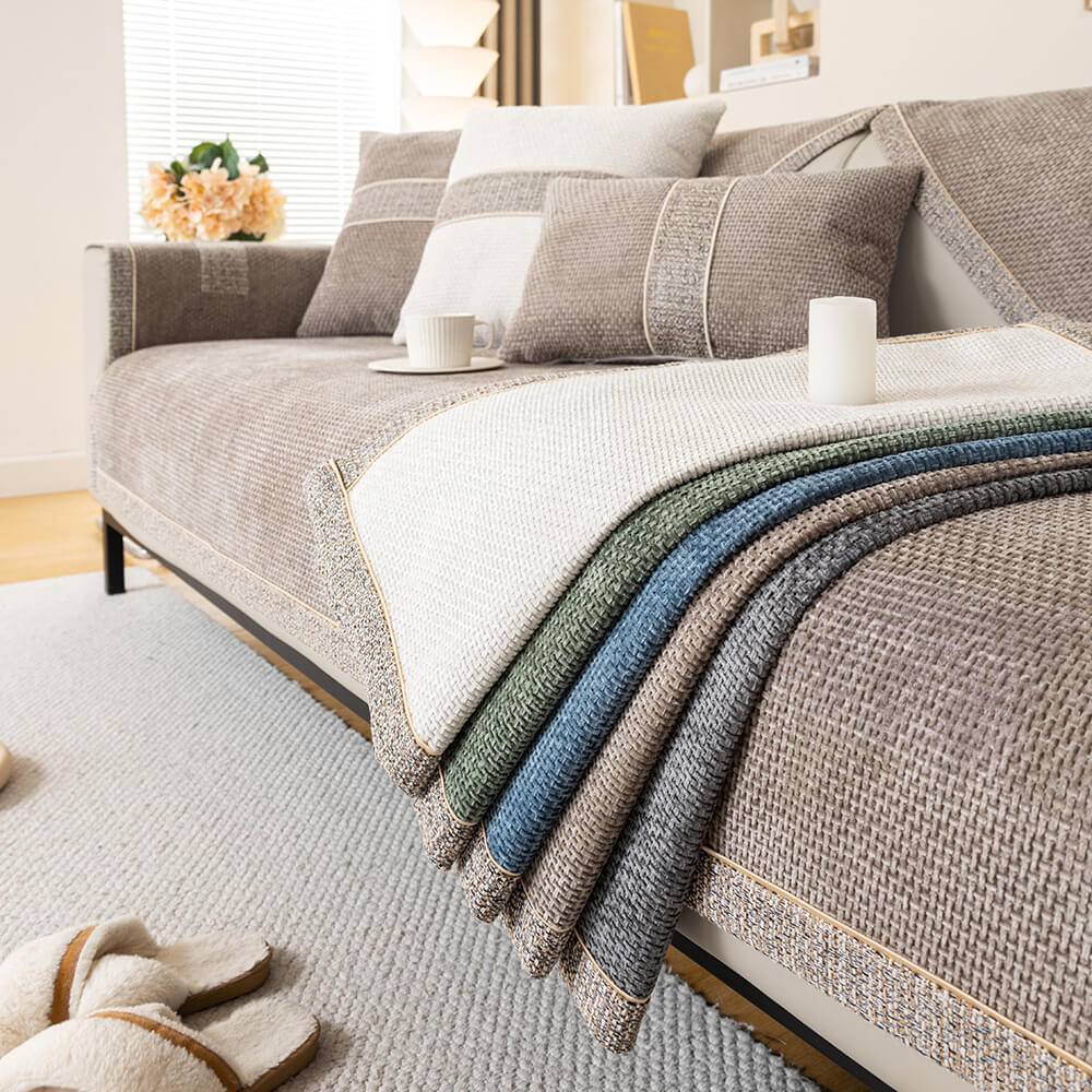 Ein komplettes Sofa mit neuem, modernem, rutschfestem Sofabezug in Hellgrau, verleiht frischen Look.