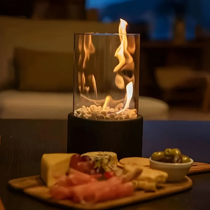 Eleganter rauchfreier Tischkamin als Inneneinrichtung, schafft gemütliches Ambiente im Wohnzimmer.