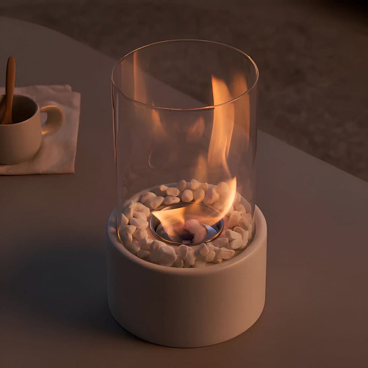 Gemütliches Tischfeuer: Rauchfreier Bioethanol Kamin SLEEKFLAME, sorgt für warmes Ambiente.