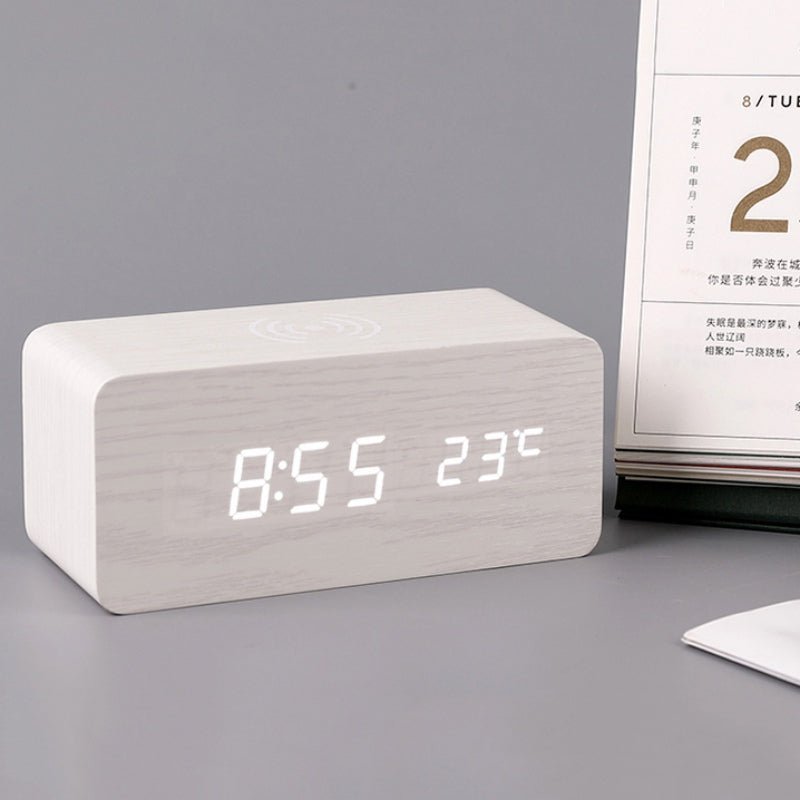 Stilvoller Smart-Holzwecker als Qi-Ladegerät, Uhr und modernes Deko-Element mit Sprachsteuerung fürs Büro.
