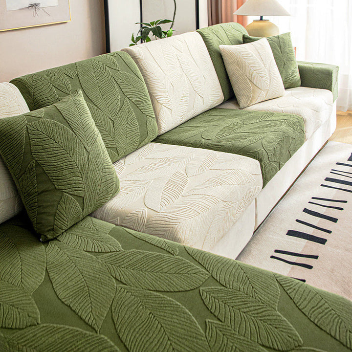 Elastischer Sofaüberwurf mit frischem Blätterdesign. Passt sich perfekt an & schützt vor Kratzern & Wasser.