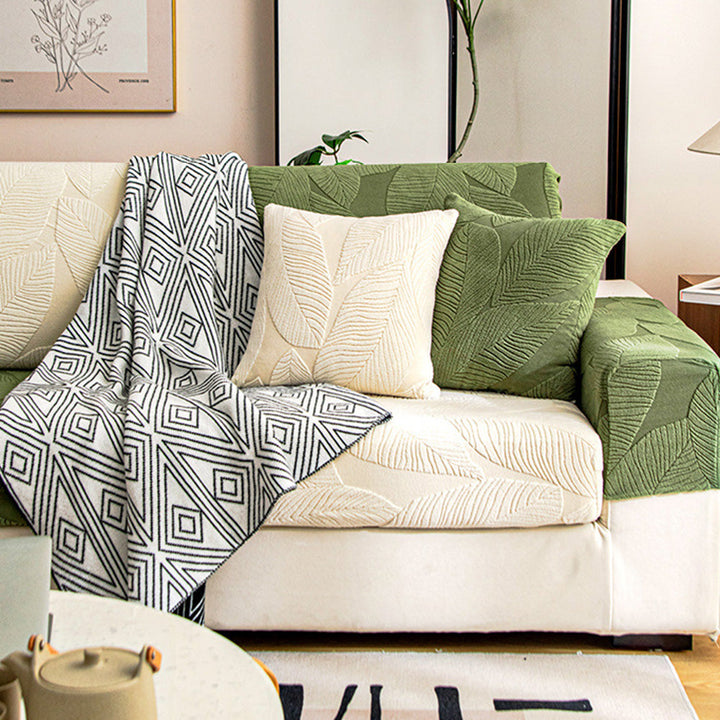 Schützender Sofaüberwurf mit Blätterdesign. Wasserabweisend & kratzfest für moderne Heime & Familien.