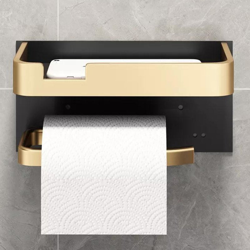 Silberner Toilettenpapierhalter aus robustem Metall, wandmontiert mit integrierter Ablage für Badaccessoires.