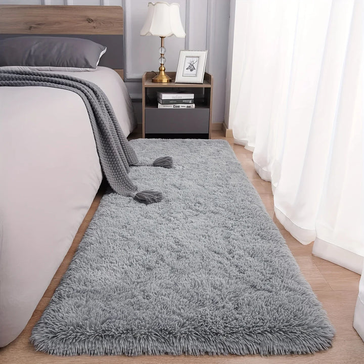 Gemütlicher, rutschfester Hochflor Teppich, ultraweich und perfekt für eine warme Bodendekoration.