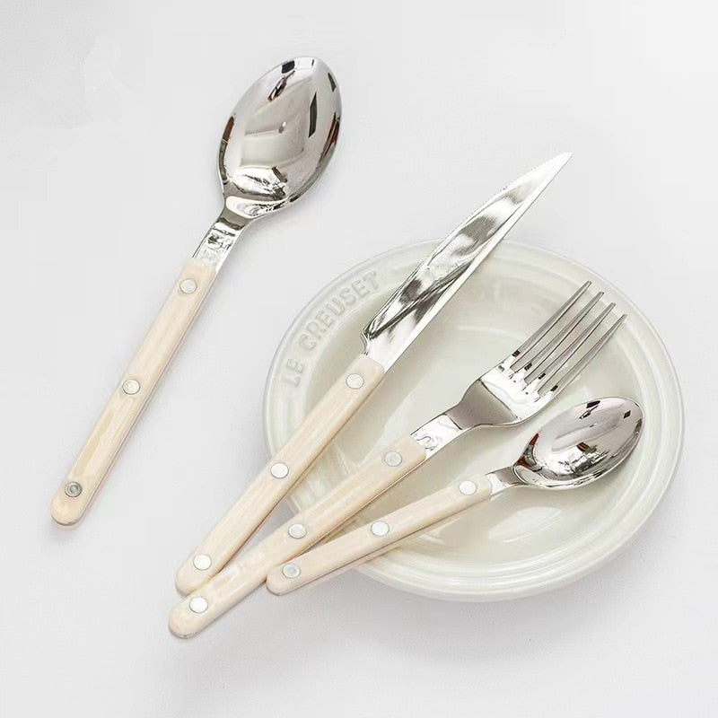 Eleganter Blick auf das 24-tlg. Bistro Besteckset aus Edelstahl für 6 Personen. Für exquisite Tischkultur.