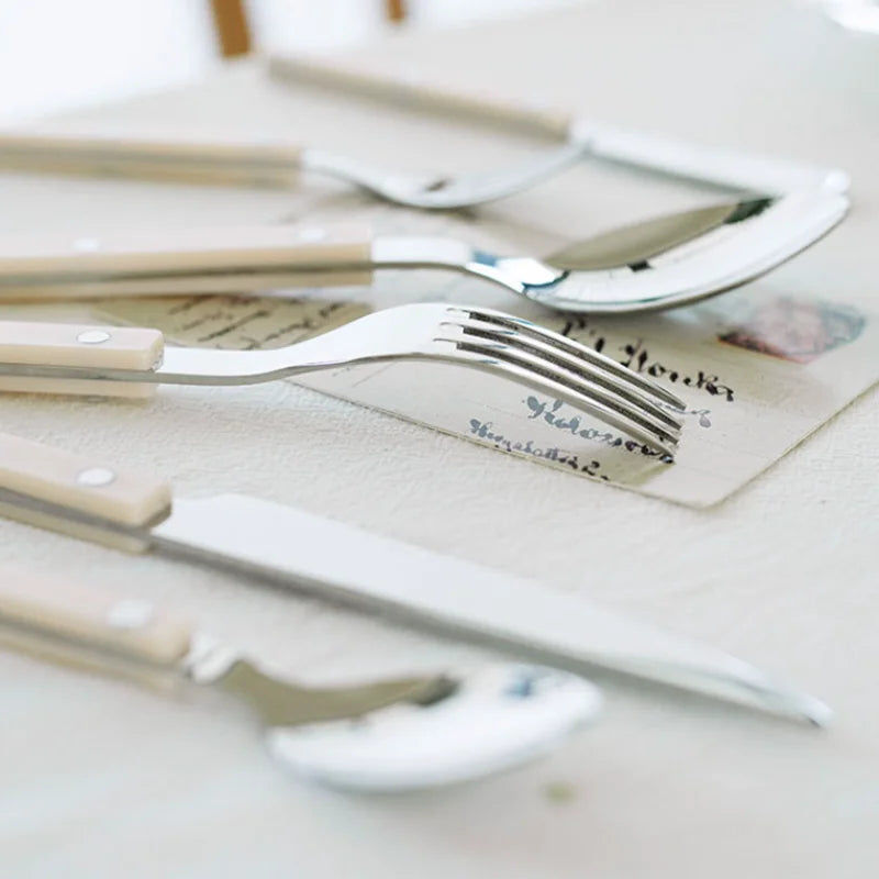 Zeitloses 24-teiliges Bistro Besteckset aus modernem Edelstahl für 6 Personen. Ergänzt jedes Geschirrset.