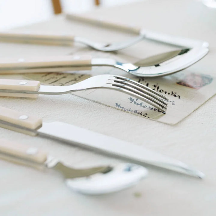 Zeitloses 24-teiliges Bistro Besteckset aus modernem Edelstahl für 6 Personen. Ergänzt jedes Geschirrset.
