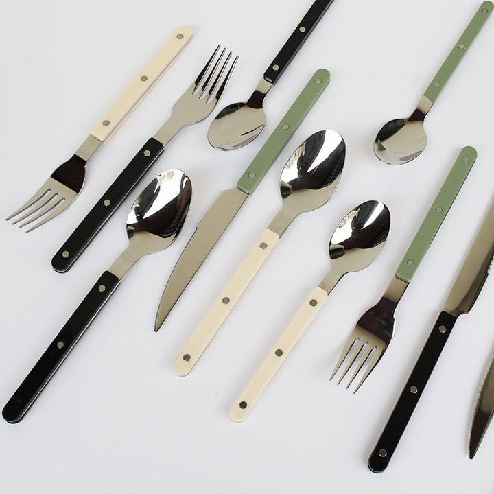 Detailaufnahme: Modernes Edelstahl-Messer aus dem 24-tlg. Bistro Besteckset für 6 Personen, elegantes Design.