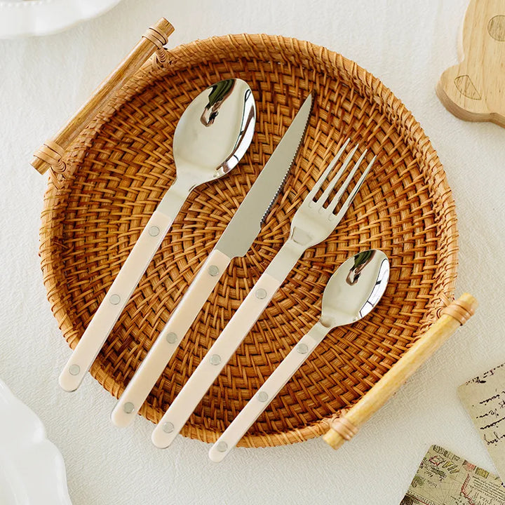 Schlichtes 24-teiliges Bistro Besteckset aus Edelstahl für 6 Personen, modern und funktional für jede Küche.
