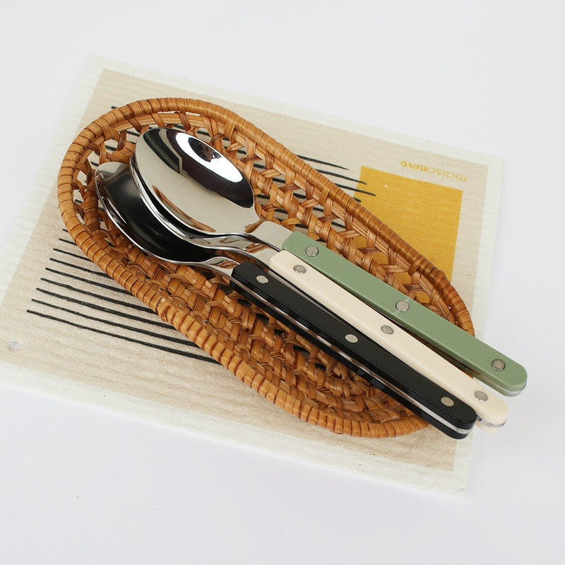 Arrangiertes 24-teiliges Bistro Besteckset. Modernes Edelstahl-Geschirr für 6 Personen. Perfekte Servier-Sets.