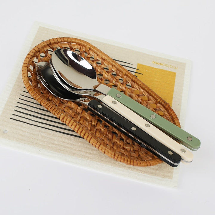 Arrangiertes 24-teiliges Bistro Besteckset. Modernes Edelstahl-Geschirr für 6 Personen. Perfekte Servier-Sets.