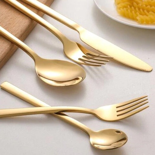 Modernes Besteckset für 6 Personen, elegantes Design, langlebig und spülmaschinenfest.