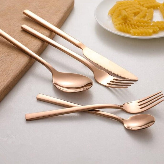 Elegantes goldenes Besteckset für 6, modernes Design, spülmaschinenfestes Tafelgeschirr.