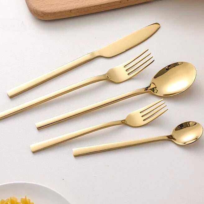 Luxuriöses Roségold Besteckset für 6 Personen, modernes und spülmaschinenfestes Geschirr.