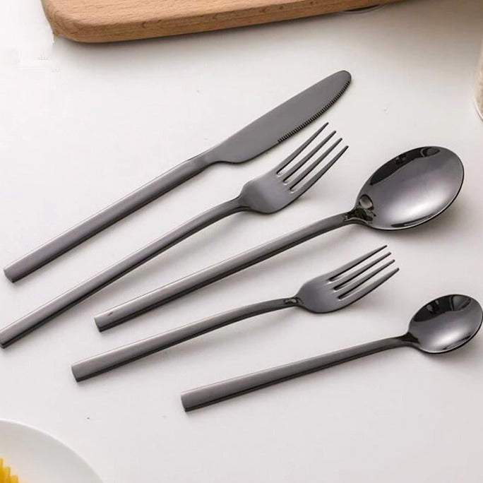 Hochwertiges silbernes Besteckset für 6, modernes Design, langlebiges Tafelgeschirr als Küchenzubehör.