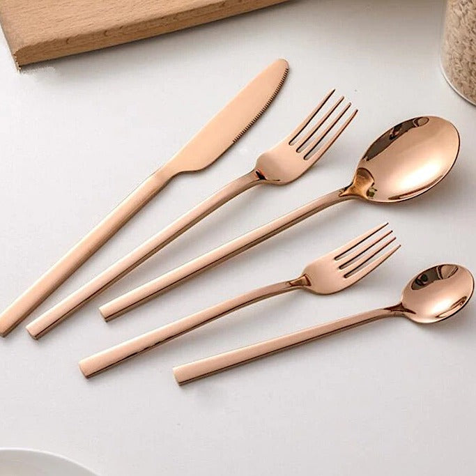 Langlebiges, spülmaschinenfestes Besteckset für 6, modernes Design, edles Küchenzubehör für den Tisch.