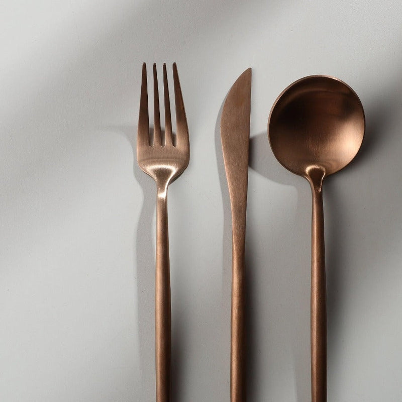 Minimalistisches decwinner Essbesteck-Set, mattes Edelstahl-Design. Ideal für stilvolle und unkomplizierte Mahlzeiten.