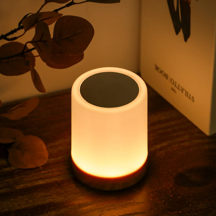 Minimalistisches LED Nachtlicht mit Dimmfunktion und Touch-Sensor, ideale Tischlampe für moderne Wohnräume.