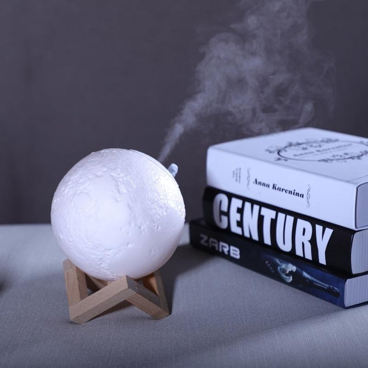 Kompakter Luftbefeuchter & Aroma Diffuser, auch als Nachtlichtlampe nutzbar. Verbessert das Raumklima.