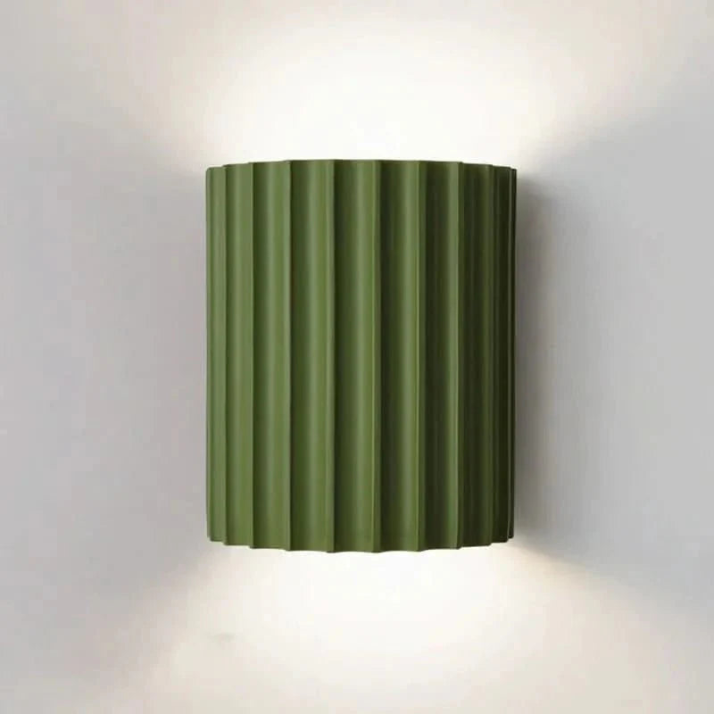 Weiße NordicGlow LED-Wandleuchte, modernes, minimalistisches Design als dekorative Innenbeleuchtung.