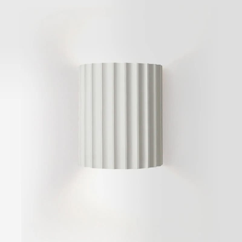 NordicGlow LED-Wandleuchte an einer weißen Wand. Moderne, stilvolle Innenbeleuchtung für Wohn- & Schlafräume.