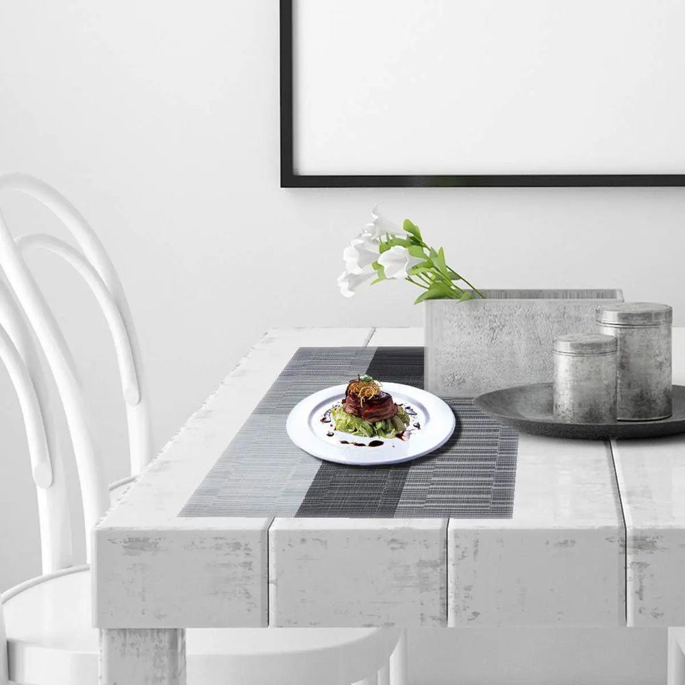 Praktisches 4er-Set Platzsets in Silber-Braun, pflegeleicht & robust. Ideal als Esstisch-Schutzmatte.