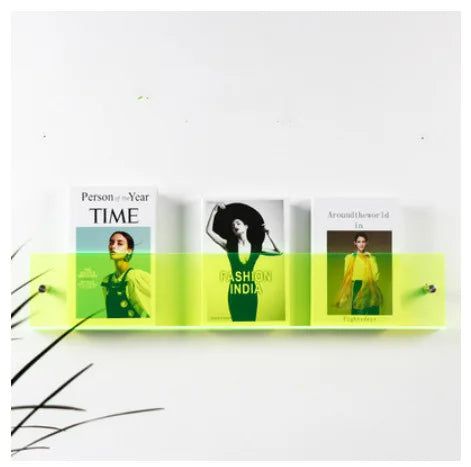 Klares Acryl Wandregal, vielseitig als Zeitschriftenhalter oder Bücherregal, modern.