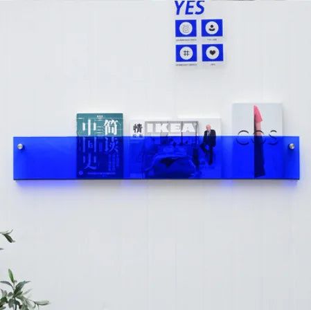 Klares, modernes Acryl Wandregal für Zeitschriften, Bücher und Deko – flexibel im Home Office nutzbar.