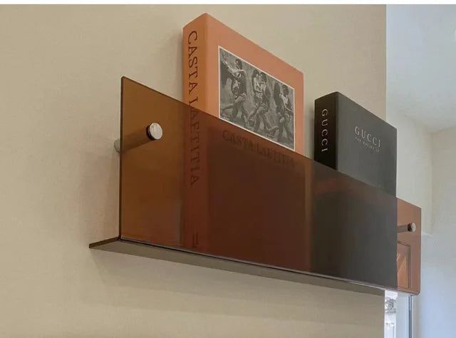 Minimalistisches Acryl Wandregal für Zeitschriften und Bücher, schwebende Aufbewahrungslösung.