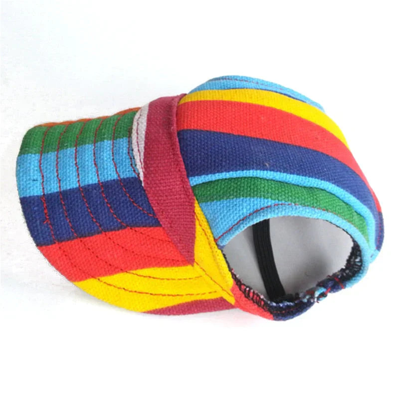 Gestreifte Hunde-Cap aus Baumwolle mit Sonnenschutz, ein modisches Tieraccessoire für Spaziergänge.