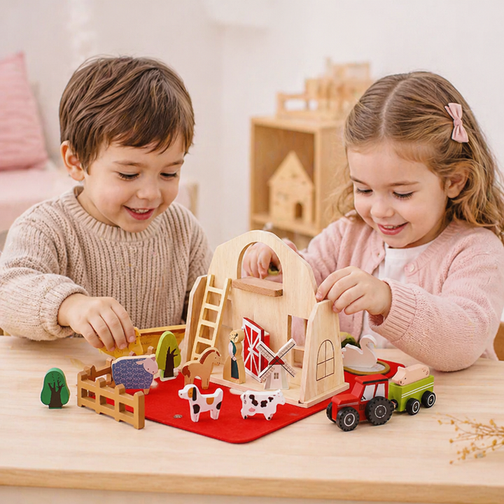 Kind spielt mit Montessori Bauernhof Reisespielzeug aus Holz & Filz; entwickelt Feinmotorik spielerisch.