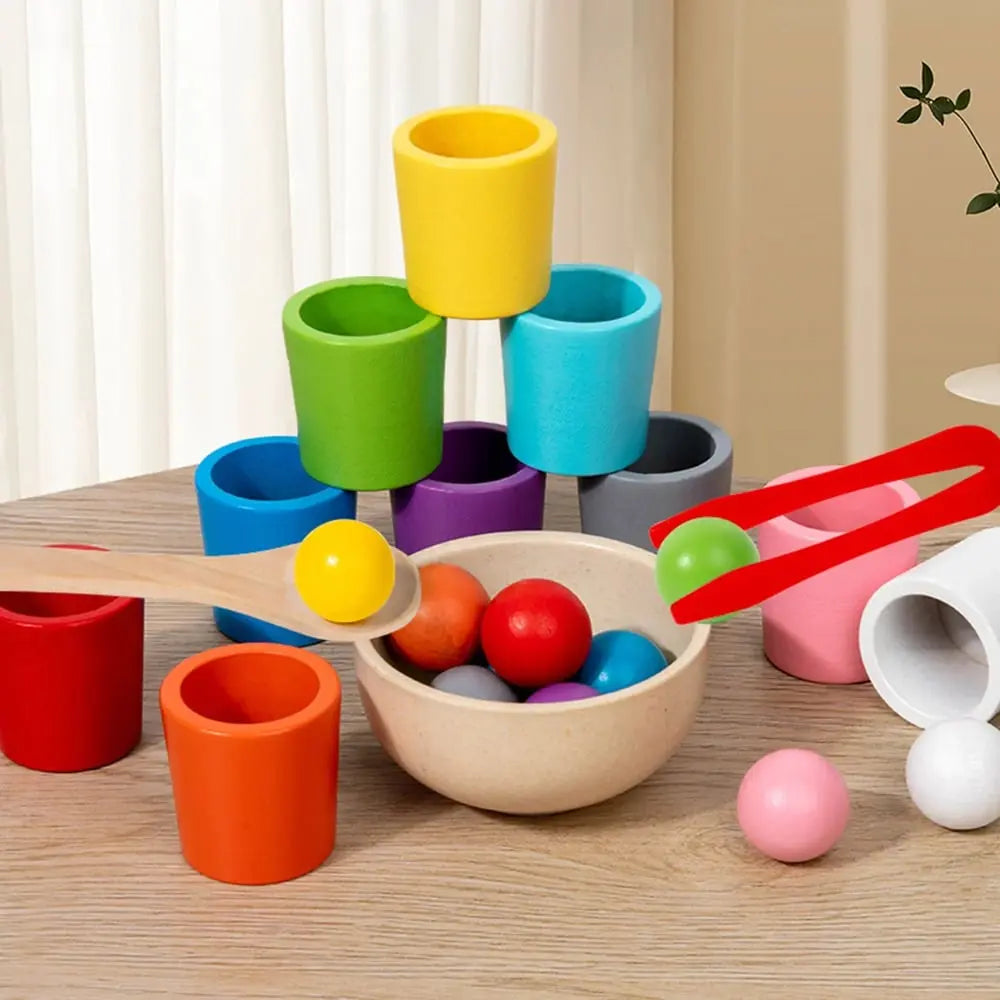 Kind sortiert bunte Holzfiguren im Montessori Farb- & Sortierspiel, fördert Motorik & Farbwahrnehmung.