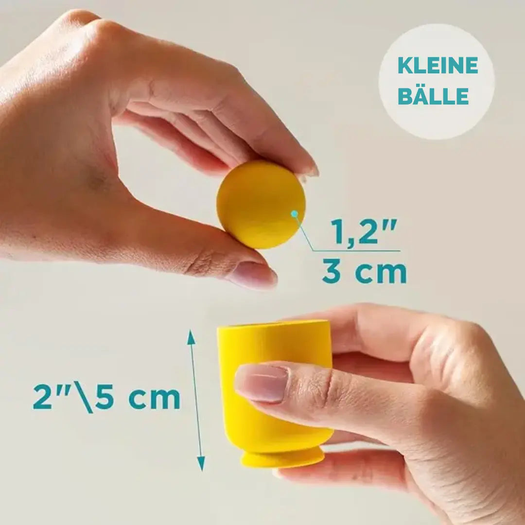 Kind spielt konzentriert mit dem Montessori Farb- & Sortierspiel, verbessert Farbwissen und Feinmotorik.
