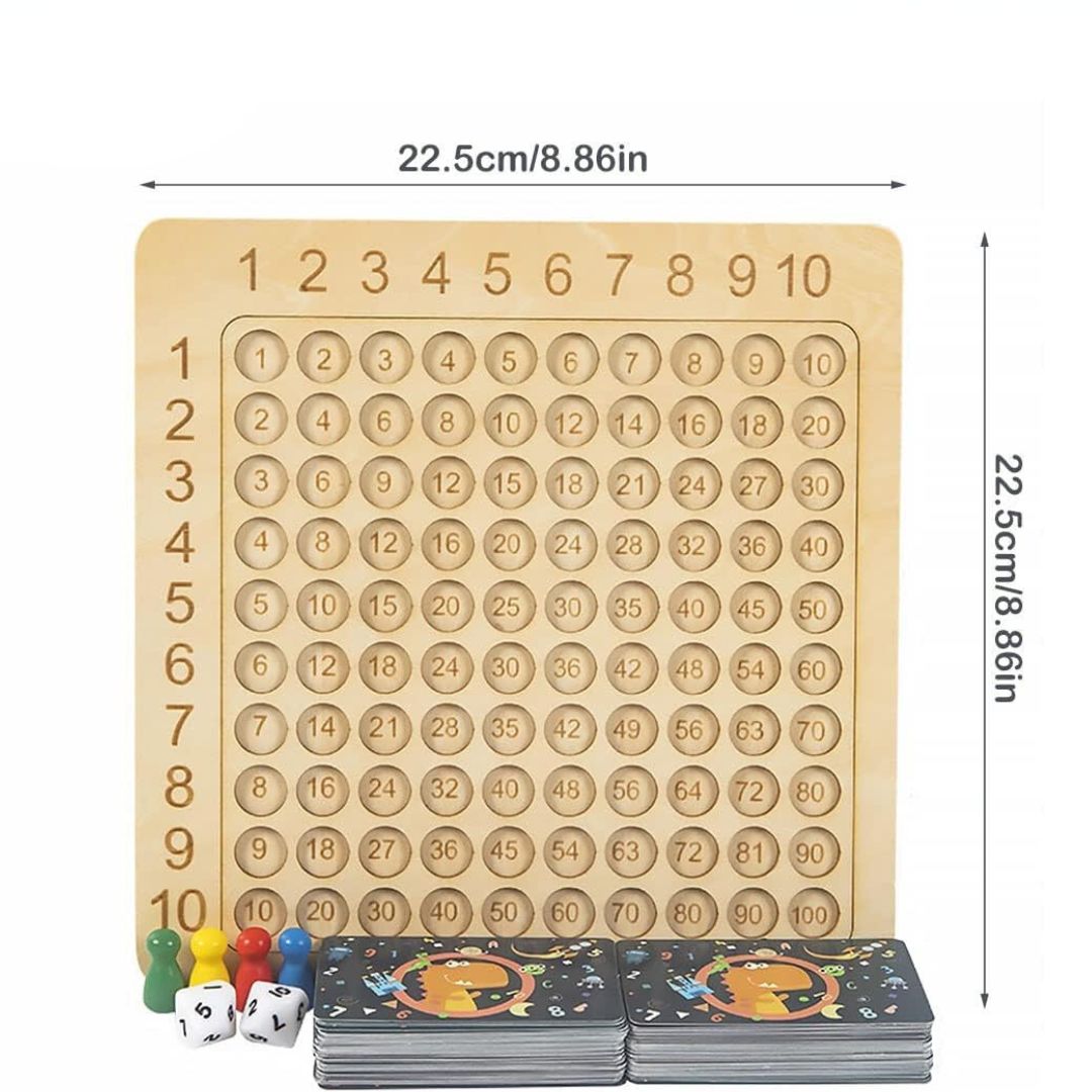 Kind spielt mit Montessori Mathematik Lernspiel aus Holz. Lernt spielerisch Rechnen, Zahlen und Logik. Ideal für Vorschule.