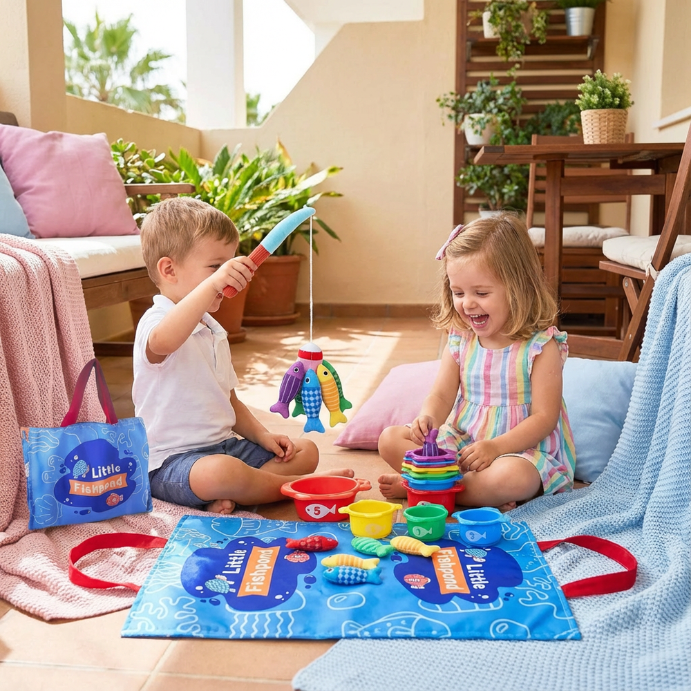 Kinder angeln bunte Plüschfische aus Montessori Teich. Fördert Feinmotorik & Farbenerkennung.
