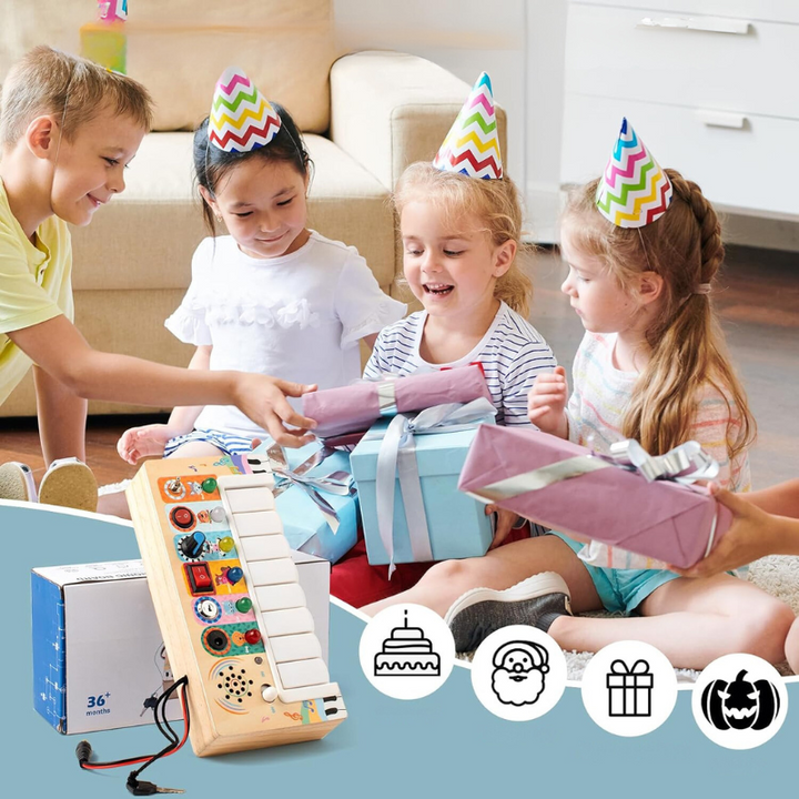 Baby greift nach interaktivem Montessori Spielzeug; fördert Feinmotorik, Greifen & kognitive Entwicklung.
