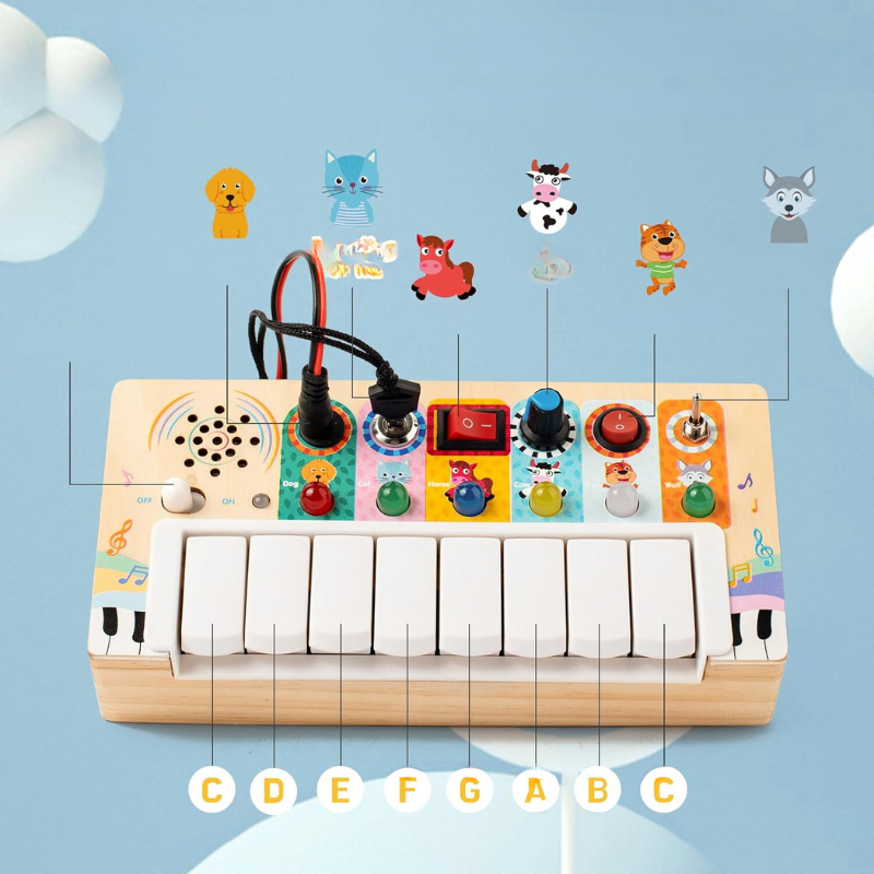 Kleinkind lernt spielerisch mit interaktivem Montessori Spielset, ideal zur frühen kognitiven Entwicklung.