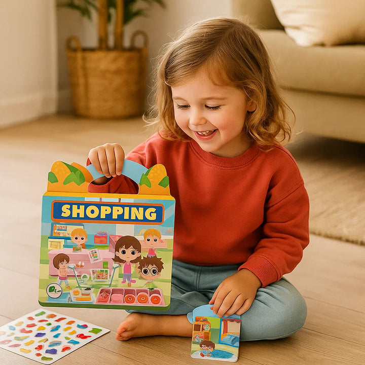 Glückliches Kind beim Lernen mit dem Montessori Stickerbuch, entwickelt Feinmotorik & Problemlösung.