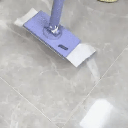 Einzelteile des MopMaster Putzsystems: Mikrofaser-Mopp, stabiler Stiel und Eimer für Bodenreinigung.