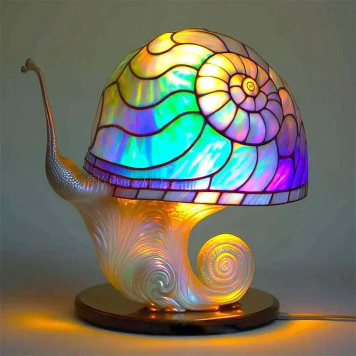 Elegante Mosaik Tischlampe auf einem Beistelltisch, spendet beruhigendes Licht für entspannte Räume.