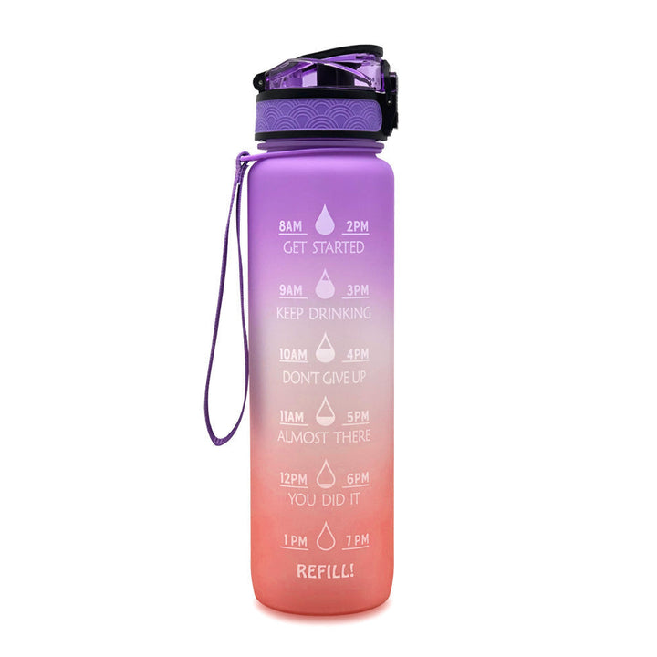 Person trinkt aus 1L Sportflasche mit Zeitmarkierungen und Strohhalm, für effiziente Hydration.
