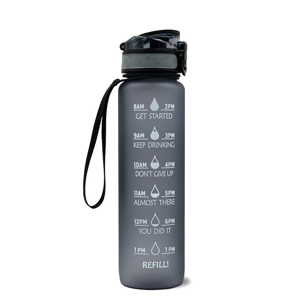 Fitness-Trinkflasche 1 Liter mit Zeitmarkierungen, inklusive Strohhalm, für einfaches Trinken unterwegs.