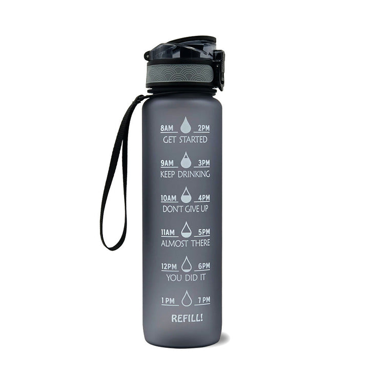 Fitness-Trinkflasche 1 Liter mit Zeitmarkierungen, inklusive Strohhalm, für einfaches Trinken unterwegs.