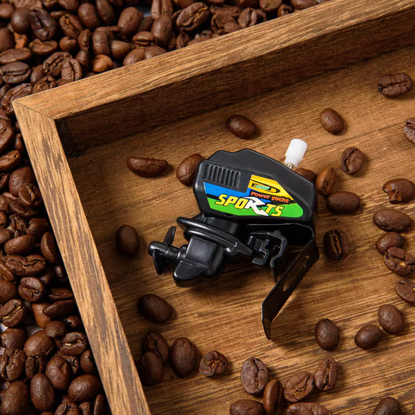 Origineller Kaffeerührer in Bootsmotor-Form. Schwarzes Kaffee-Gadget, ideale Geschenkidee für Kaffeeliebhaber.