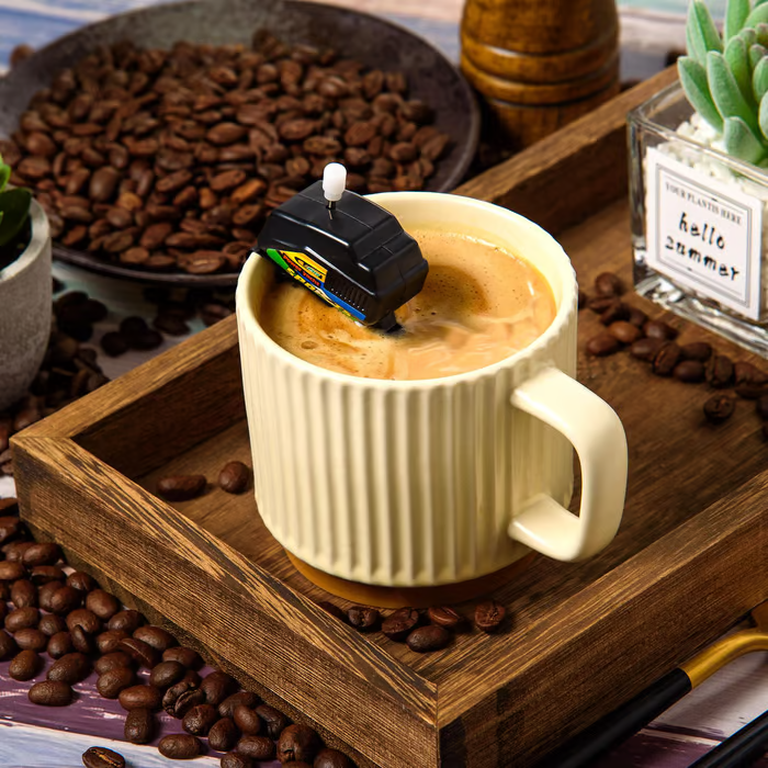 Schwarzer MotorMix Kaffeerührer. Origineller Bootsmotor & Kaffeezubehör. Praktischer Getränkemixer für die Küche.
