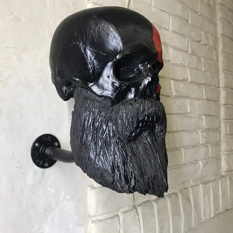 Motorradhelm auf stylischem Schädel-Wandhalter in Garage. Cooles Biker-Geschenk & funktionales Motorradzubehör.