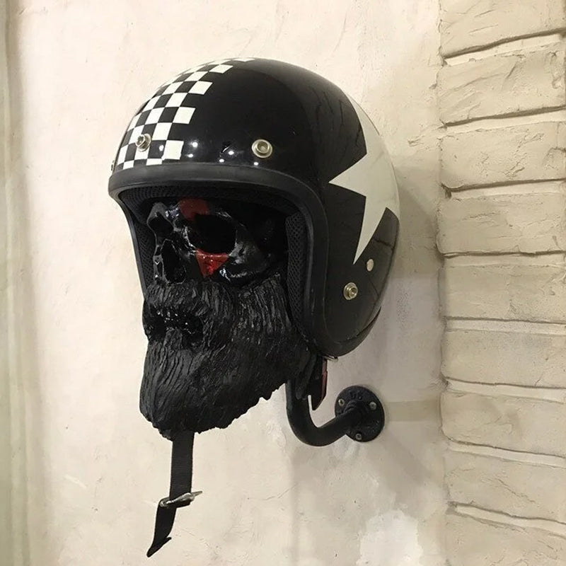 Nahaufnahme des detailreichen Schädel-Designs eines Motorradhelm-Halters aus Harz, ideal als Wandhalterung.