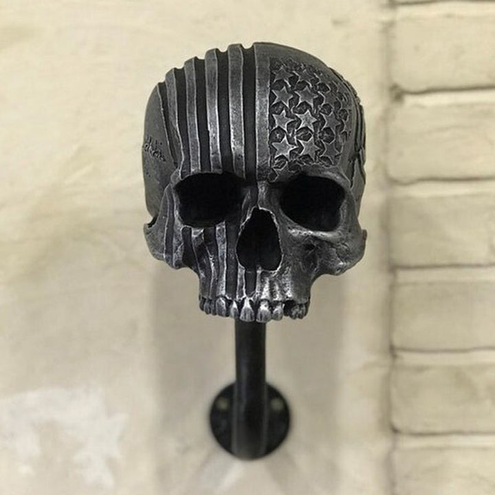 Originelles Biker-Geschenk: Schädel-Helmhalter aus Harz als dekorative Wandaufbewahrung für Motorradhelme.