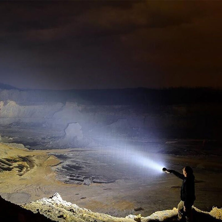 Handliche, wasserdichte MS18 Hochleistungs-LED-Taschenlampe, 100.000 Lumen Helligkeit.