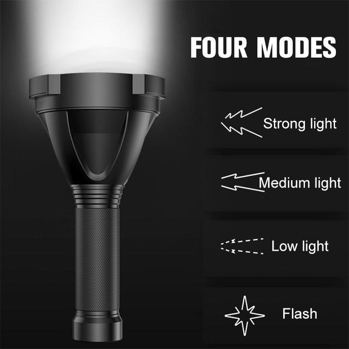 Die leuchtstarke MS18 LED-Taschenlampe erhellt 2.350m mit 100.000 Lumen Helligkeit.